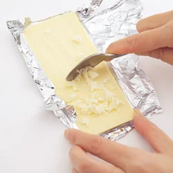 チョコレートは１枚をスプーンで削るときれいにでき、作りやすい。