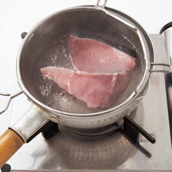 ぶりは軽く塩をふってから、さっとゆで、臭みを除いてから大根と煮る。下ゆでは完全に火を通さず、うすく色が変わるくらいでＯＫ。