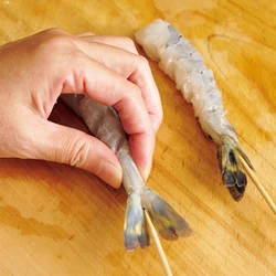 切り目を入れて竹串を刺すと、揚げ縮みが防げ、まっすぐなえびフライに。