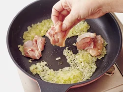 玉ねぎのみじん切りはしんなりするまでよく炒め、甘みを充分に引き出してから、とり肉を加える。