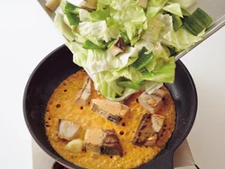 ぶりと野菜の火の通り方が違うので、ぶりを焼きつけて調味したところに、先に炒めた野菜を戻す。