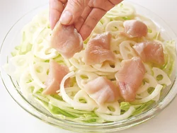 耐熱皿に野菜を広げ、とり肉は火の通りが均一になるように、重ならないようにのせる。