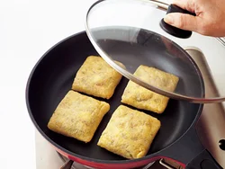 油揚げに油分があるのでフライパンに油はひかずに並べ入れ、ふたをして蒸し焼きにする。