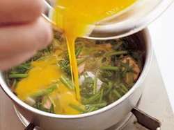 せりの食感を残すように、せりを加えたらさっと煮て、手早く溶き卵を回し入れてとじる。