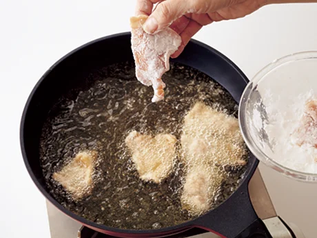下味をつけた豚肉はさっと片栗粉をまぶして揚げ、うまみを閉じ込めて、ボリューム感も出す。