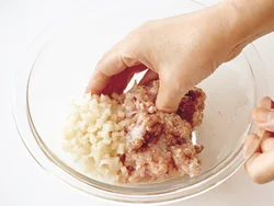 ひき肉に粗く刻んだれんこんを混ぜ入れる。火の通りがいいように、小さめの一口大に丸める。