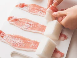 細長く薄いしゃぶしゃぶ用肉なら、大きく切った大根１切れに１枚を巻くだけで見た目にもボリューム感が出る。
