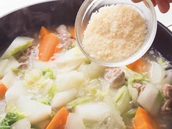 仕上げに粉チーズと牛乳を加えることで、生クリームや小麦粉なしでも、クリーミーにおいしく仕上がる。