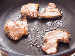 フライパンに油なしで肉を入れ、じっくり焼きながら肉の脂を引き出し、その脂で野菜を炒める。