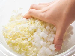 大根と白菜は塩もみして水けを絞れば、かさが減ってたっぷり食べられる。切り方を変えると食感も楽しい。