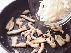 あとですぐに蒸し焼きにするので、炒めるときには油小さじ１と少なめでOK。