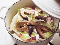 白菜や豚肉は、しいたけのもどし汁で蒸し煮にすれば、しいたけのうまみもしっかりしみこむ。油が少なめでも濃厚な味に。