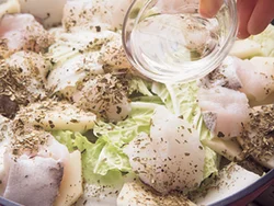 水だけでなく、白ワインも加えて蒸し焼きに。白ワインの風味でおいしさアップ。