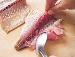さばはスプーンを使って骨と皮に沿って身をこそげると、きれいに身がとれる。