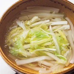 白菜はくたくたになるまで煮るのがポイント。豆乳が分離しないよう、豆乳を加えたら沸騰させないで。