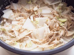 野菜もひき肉も、生のまま米とともに炊飯器に入れて炊く。炒めないのでカロリーダウン。