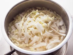 くたくたに煮込んだ白菜はかさが減って、たくさん食べられる。