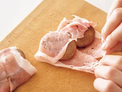 しいたけは火を通し過ぎないように注意してソテーし、肉で包むとジューシーに仕上がる。
