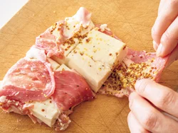 肉を引っ張ってのばしながら包めば、少ない肉でも包める。
