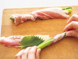 肉に対してアスパラガスを斜めに置いて巻くと均一に巻ける。