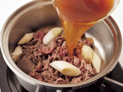 牛肉は火を通し過ぎるとかたくなるので、やや赤みが残るくらいに炒めたところで、煮汁を加える。