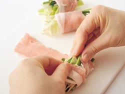 野菜は火を通すとかさが減るので、加熱後バラバラにならないように、肉で巻く際はきっちりと