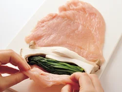 チキンロールの太さが均一になるように、エリンギはかさの部分の向きを交互にして置く。