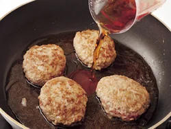 ハンバーグだねは両面を焼きつけてうまみを閉じ込め、煮汁を加えて煮て、中まで火を通す。