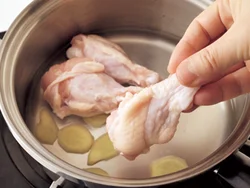 手羽元は水から入れて煮始めると、骨からだしが出て、煮汁のうまみがアップする。