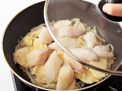 たらは身がくずれやすいので、炒めた野菜の上にのせて酒をふり、蒸し焼きにして火を通す。