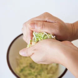 【即席ザワークラウトを作る】　塩もみをして出た水分は、手でしっかりと絞って。酢などで味つけし、ザワークラウトにしてサンド。ほのかな酸味がアクセントに。