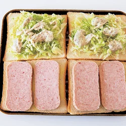 【具を上にのせて一度に焼く】　ホットサンドの専用メーカーがなくても、具をのせて焼けば、簡単にできる。焼くと、ソースの表面も軽く色づく。