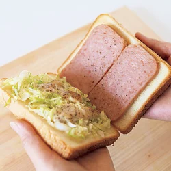 【具を内側にして手でサンド】　焼き上がったら具を内側にしてパタンとサンドし、手で軽くプレスする。具を落ち着かせると切り分けやすい。