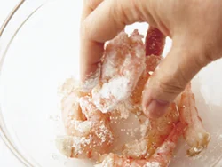 小麦粉をまぶすと、スープで煮たときに溶け出て、えびのうまみがスープと一体化するうえ、とろみも出る。