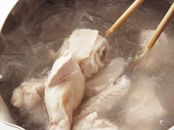 とり肉は、いったん熱湯でさっとゆでておくと臭みがとれる。表面の色が変わったらざるにあけて。