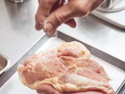 とり肉は身の部分にのみ塩をふる。身はやわらかく塩分がしみこみやすいため、短時間で下味がつく。