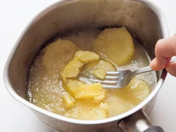 やわらかくなるまで野菜を煮れば、フォークで簡単に潰せる。少し食感が残るくらいが味わい深い。