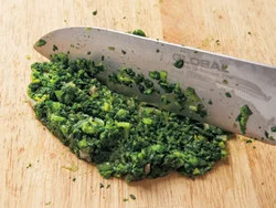 フォークで潰しにくい葉野菜などは、ゆでたあと、包丁でしっかりたたいて加えればなめらかに。