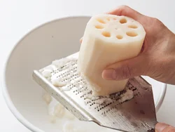 大根やれんこんなどの根菜類はすりおろしてもOK。すりおろしたときに出た汁けも一緒に加えて。