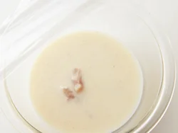衛生上、生肉は事前に加熱してからスープジャーに入れる。煮汁と一緒に加熱すれば、手早くできる。