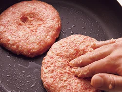 フライパンを火にかけてから成形してのせると、焼き時間に差が出るため、火にかける前に入れて整え、くぼませる。