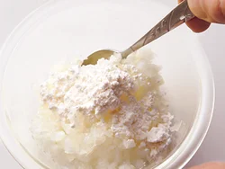 玉ねぎは炒めず、生のままでOK。ただし、小麦粉をまぶして水分が出るのを防いで。
