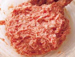 材料を全部入れたら、１つにまとまるまで混ぜる。手の熱で温まると肉の脂が溶けてだれるため、その場合はいったん冷蔵庫で冷やして。