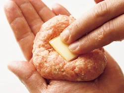 ハンバーグだねは軽く丸めてからチーズをのせ、埋め込みながら包む。チーズがはみ出ないように要注意。