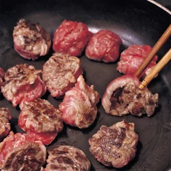 牛肉に下味をつけ、丸めて焼いてかたまり肉風に