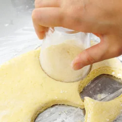 コップの縁にそのつど打ち粉をすると、きれいに抜ける。
