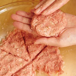 焼くときにふくらむので、成形するときはまん中をへこませる。等分にするときは、肉だねを平たくして筋をつけておくと分かりやすい。