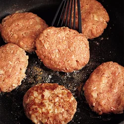 竹串を刺したときに透明な汁が出たら、全体に火が通り、焼き上がっている合図。混ぜるだけのソースをかけて、ジューシーなうちに食べて。
