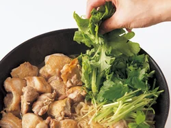 香りの違う２種類の葉野菜、春菊と三つ葉を加えることで、味に奥行きが出てさらにおいしくなる。
