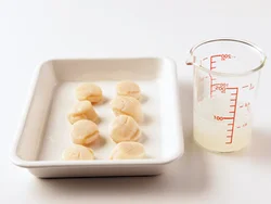 帆立を蒸し煮にしたら、蒸し汁を取り分け、水を足して煮汁に使い、うまみをアップさせる。